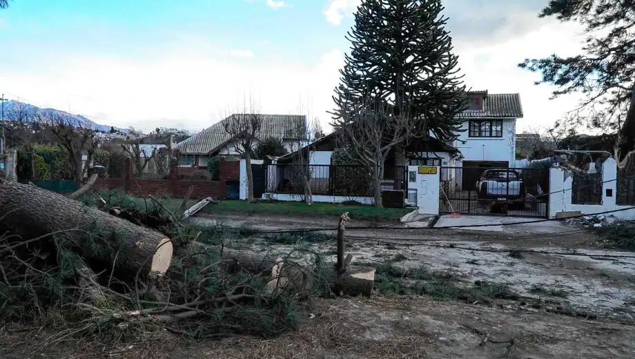 Fuerte temporal de viento azotó Bariloche: todo lo que dejó la jornada de ráfagas extremas en la ciudad Fuerte temporal de viento azotó Bariloche: todo lo que dejó la jornada de ráfagas extremas en la ciudad