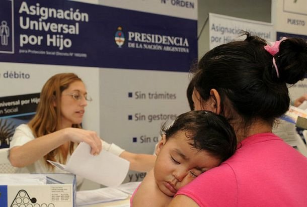 AUH: así quedó el nuevo monto en octubre con todos los extras confirmados AUH: así quedó el nuevo monto en octubre con todos los extras confirmados