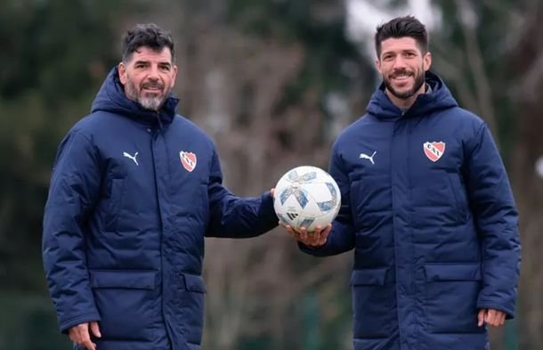 Carlos Matheu y Eduardo Tuzzio, dupla interina para dirigir a Independiente hasta la llegada de Gustavo Quinteros.