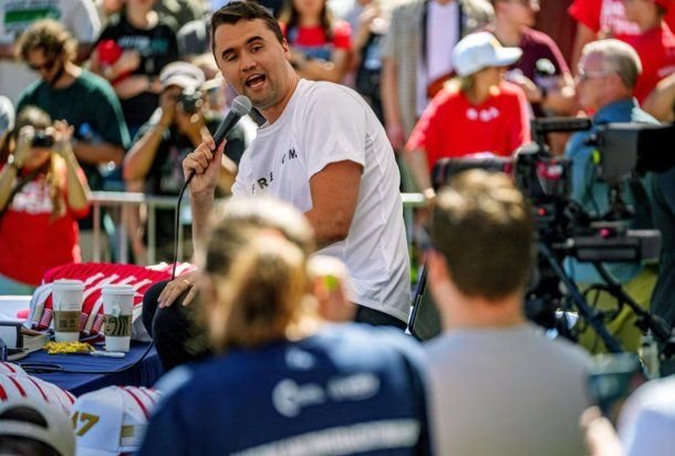 Estados Unidos: el video del momento exacto en que Charlie Kirk es baleado ante unas 2.000 personas