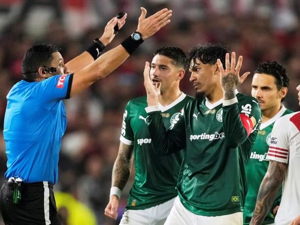 La confusa decisión arbitral que desató la bronca de los hinchas de River en el duelo con Palmeiras