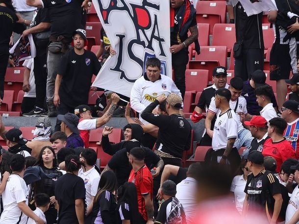 Violencia en el fútbol de Chile: feroz enfrentamiento entre facciones de la barra de Colo Colo Violencia en el fútbol de Chile: feroz enfrentamiento entre facciones de la barra de Colo Colo