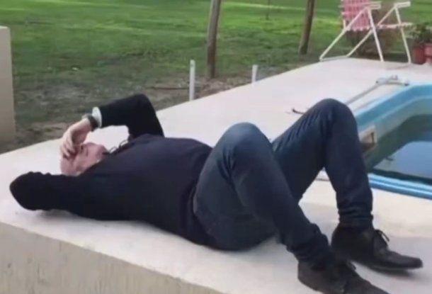 José Luis Espert descansando en la pileta del narco Fred Machado. José Luis Espert descansando en la pileta del narco Fred Machado.