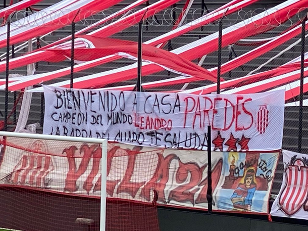 La bandera que colgó Barracas Central para recibir a Leandro Paredes: «Bienvenido a casa»