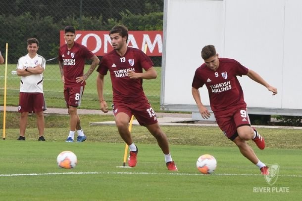 Marcelo Gallardo junto a Jorge Carrascal observan a Santiago Sosa y Julián Álvarez