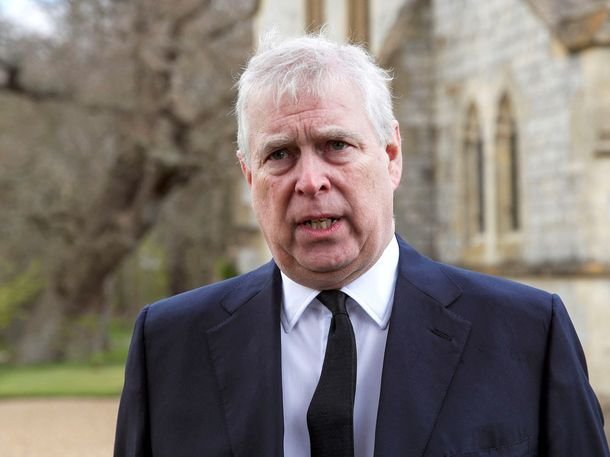 El rey Carlos III despojó al príncipe Andrés de su título y lo echó de Windsor El rey Carlos III despojó al príncipe Andrés de su título y lo echó de Windsor