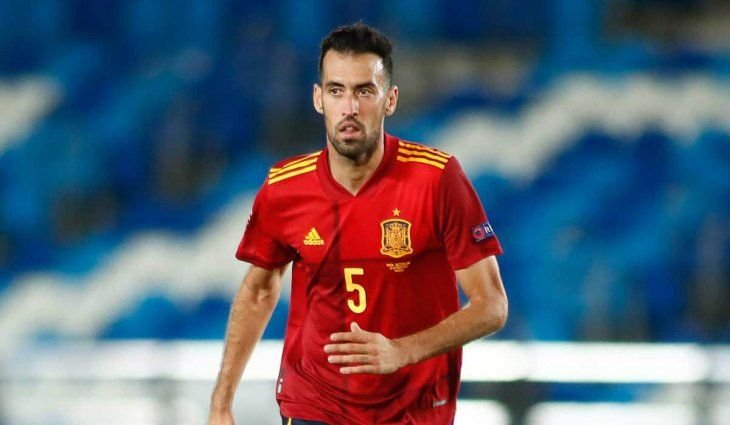 El volante central ganó el Mundial 2010 y la Eurocopa 2012 con España. El volante central ganó el Mundial 2010 y la Eurocopa 2012 con España.