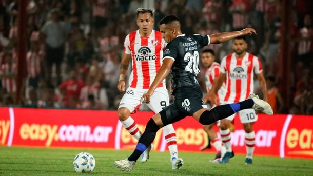 Instituto venció a Atlético Tucumán y se metió entre los ocho mejores de la Zona B Instituto venció a Atlético Tucumán y se metió entre los ocho mejores de la Zona B