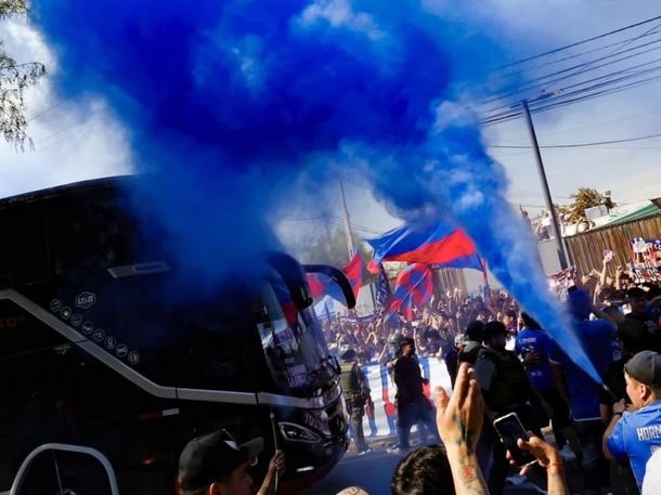 Dos hinchas de la Universidad de Chile desafiaron la prohibición y aparecieron en Argentina