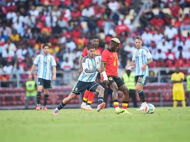 Con goles de Lautaro Martínez y Messi, Argentina se impuso ante Angola en Luanda