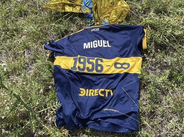 Apareció en Cañada Nieto, Uruguay, la camiseta que Boca mandó al cielo en homenaje a Miguel Ángel Russo