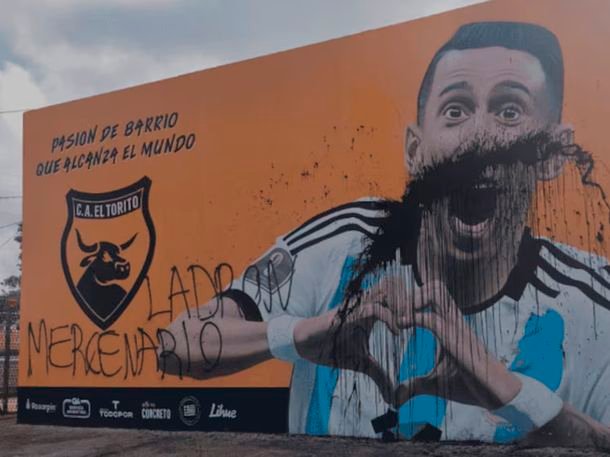 «Ladrón»: vuelven a vandalizar un mural de Ángel Di María en el club donde comenzó a jugar «Ladrón»: vuelven a vandalizar un mural de Ángel Di María en el club donde comenzó a jugar