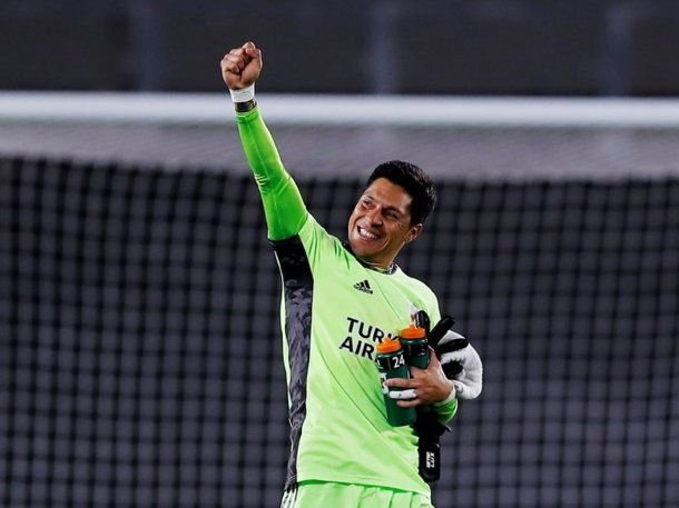 Una imagen irrepetible: Enzo Pérez atajó durante 90 minutos en un partido de Copa Libertadores. 