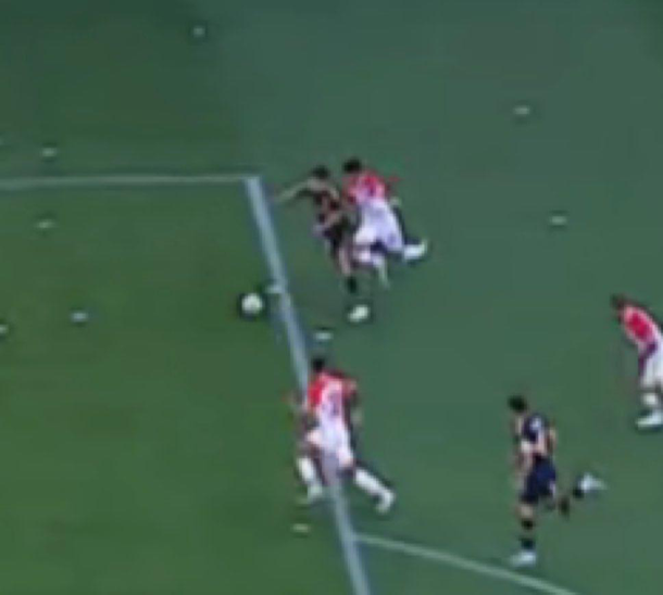 Polémica en La Plata por el penal sobre la hora para Boca: ¿fue adentro o afuera?
