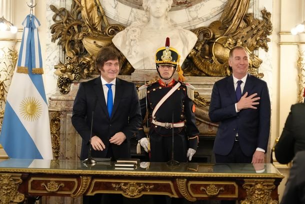 Javier Milei le tomó juramento a Diego Santilli como nuevo ministro del Interior Javier Milei le tomó juramento a Diego Santilli como nuevo ministro del Interior
