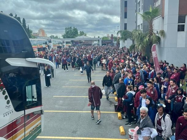 Lanús, ante una chance irrepetible: la fervor del viaje previo a la final de la Copa Sudamericana Lanús, ante una chance irrepetible: la fervor del viaje previo a la final de la Copa Sudamericana