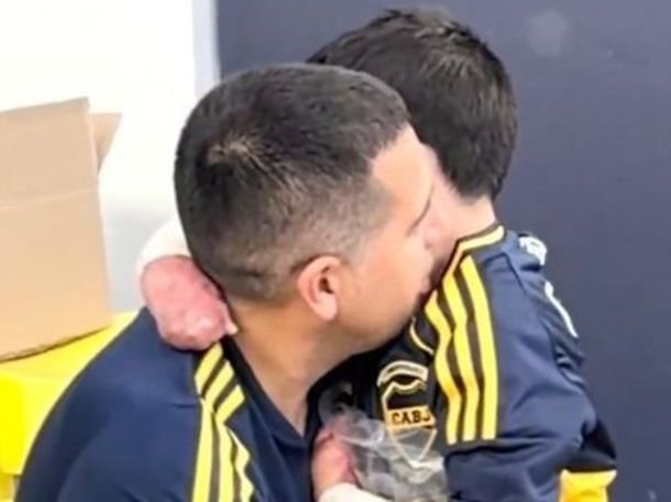 Video: Riquelme emocionó a un pequeño hincha de Boca que lucha contra una dura enfermedad