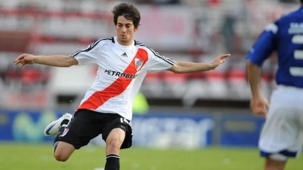 En 2008, Flores llegó a River con el objetivo de relanzar su carrera. En 2008, Flores llegó a River con el objetivo de relanzar su carrera.