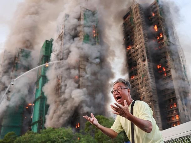 Impresionante incendio de tres edificios en Hong Kong dejó al menos cuatro muertos Impresionante incendio de tres edificios en Hong Kong dejó al menos cuatro muertos