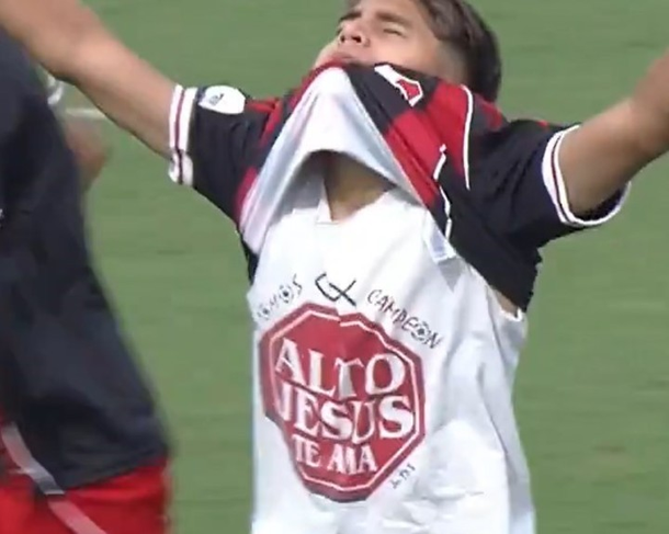 La llamativa reacción de Lionel Messi al recibir una camiseta de River como regalo La llamativa reacción de Lionel Messi al recibir una camiseta de River como regalo
