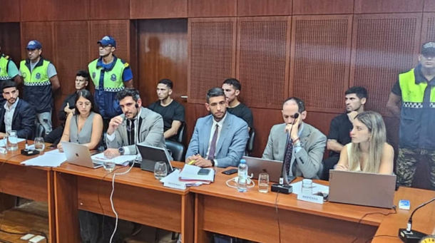Piden la detención de un exjugador de Vélez, acusado de violación, por entorpecer la investigación Piden la detención de un exjugador de Vélez, acusado de violación, por entorpecer la investigación