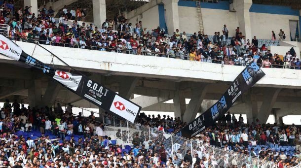 Incidentes en India durante la visita de Lionel Messi: espectadores tiraron sillas por la breve aparición del futbolista Incidentes en India durante la visita de Lionel Messi: espectadores tiraron sillas por la breve aparición del futbolista