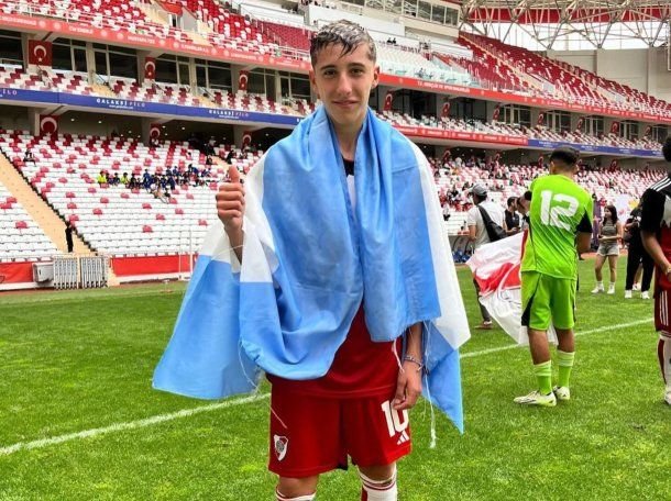 Fuerte cruce en River: el coordinador de inferiores desmintió a la madre de Luca Scarlato Fuerte cruce en River: el coordinador de inferiores desmintió a la madre de Luca Scarlato