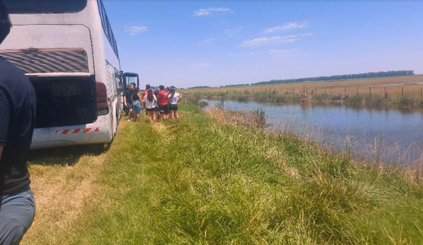 Un micro con hinchas de Estudiantes que iba a Santiago del Estero para la final con Racing quedó varado en Córdoba Un micro con hinchas de Estudiantes que iba a Santiago del Estero para la final con Racing quedó varado en Córdoba