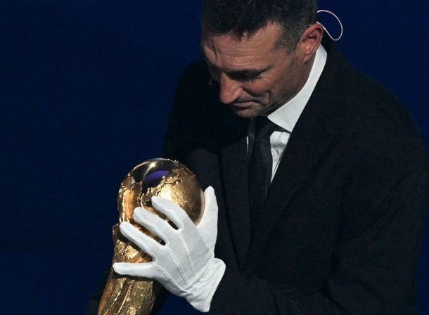 Lionel Scaloni ingresó al sorteo del Mundial 2026 con la Copa del Mundo en sus manos. Lionel Scaloni ingresó al sorteo del Mundial 2026 con la Copa del Mundo en sus manos.