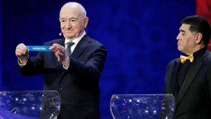 Diego Maradona participó del sorteo del Mundial de Rusia 2018.