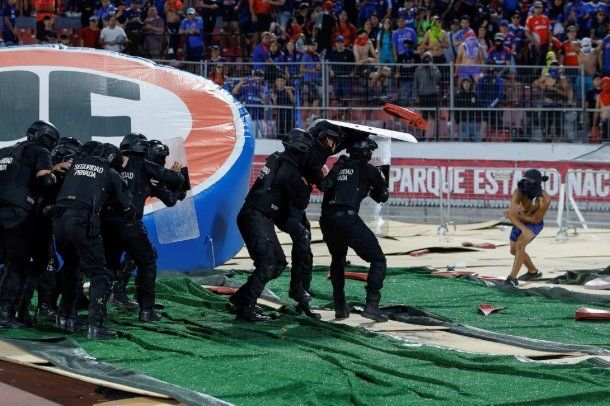 Barras de la U de Chile destrozaron el Estadio Nacional de Santiago en protesta por el precio de las entradas Barras de la U de Chile destrozaron el Estadio Nacional de Santiago en protesta por el precio de las entradas