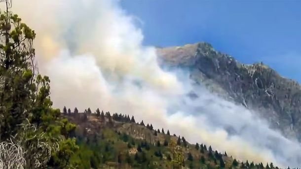 El fuego sigue vivo en Epuyén. El fuego sigue vivo en Epuyén.