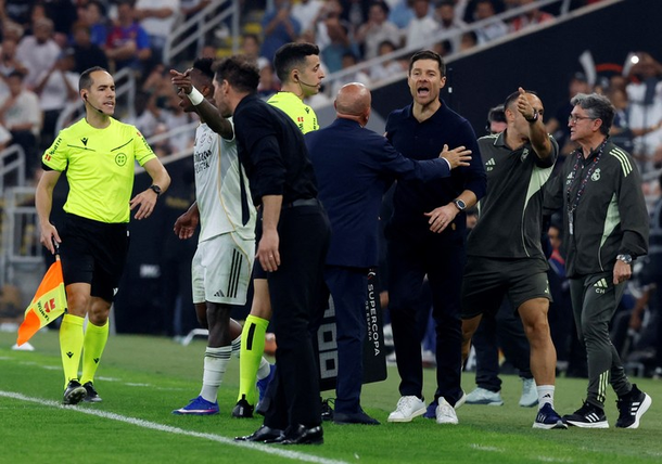 El picante cruce del Cholo Simeone con Vinícius: «Te va a echar Florentino» El picante cruce del Cholo Simeone con Vinícius: «Te va a echar Florentino»