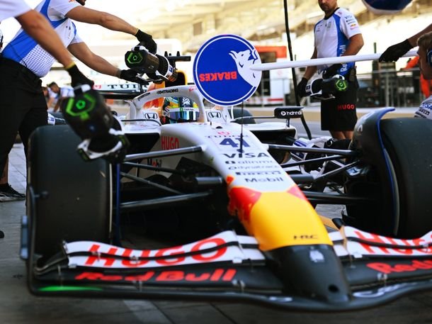 Video: el accidente de Arvid Lindblad en su primera vuelta con el auto 2026 de la F1