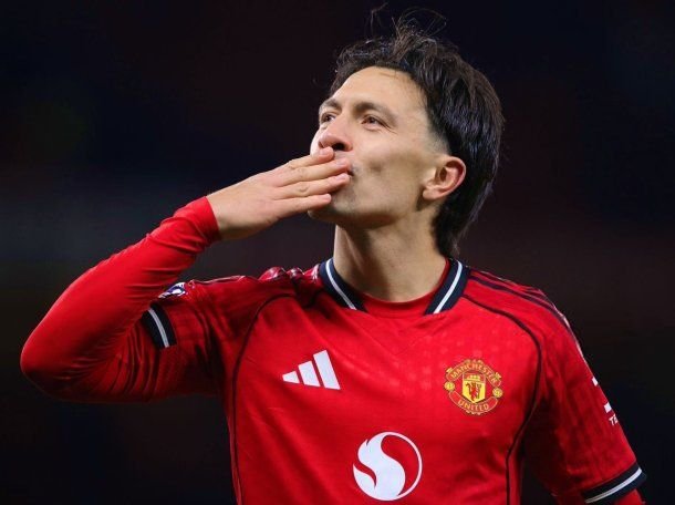 Picante cruce en Manchester United: el ida y vuelta entre Lisandro Martínez y Paul Scholes Picante cruce en Manchester United: el ida y vuelta entre Lisandro Martínez y Paul Scholes