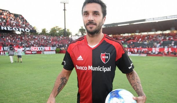 Scocco salió campeón con Newell´s del torneo local. Scocco salió campeón con Newell´s del torneo local.