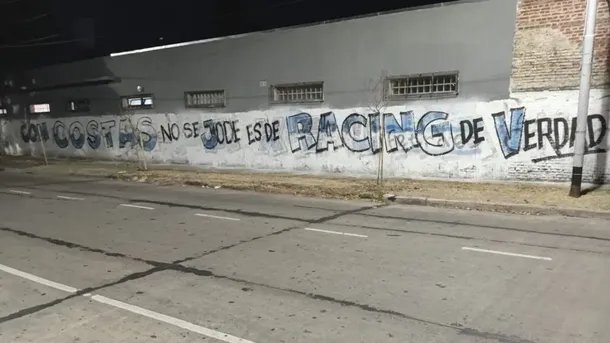 Pintadas de apoyo a Gustavo Costas en el Cilindro en medio del mal arranque de Racing Pintadas de apoyo a Gustavo Costas en el Cilindro en medio del mal arranque de Racing