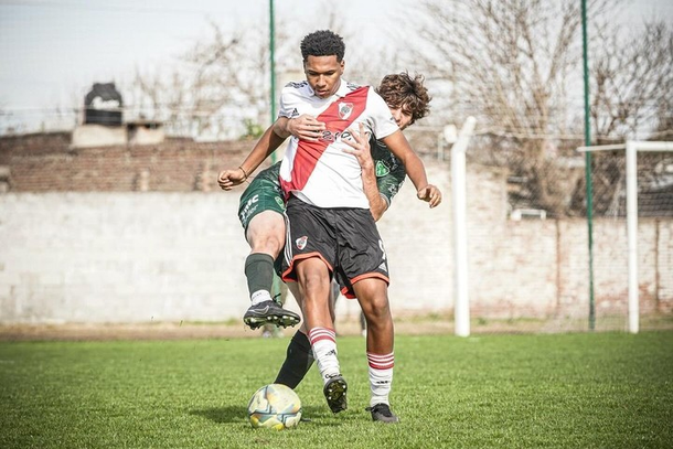 Quién es Jonathan Spiff, el nigeriano de 17 años que debutó en la Reserva de River