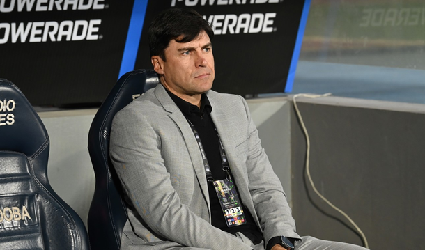 Cacique Medina llega a La Plata para asumir como nuevo DT de Estudiantes Cacique Medina llega a La Plata para asumir como nuevo DT de Estudiantes