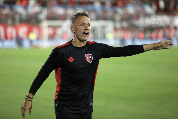 Newell’s confirmó a Lucas Bernardi como DT interino tras la salida de Orsi-Gómez Newell’s confirmó a Lucas Bernardi como DT interino tras la salida de Orsi-Gómez