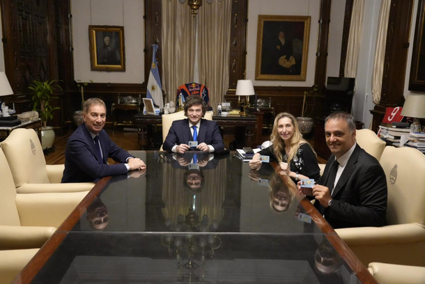 Javier Milei y su gabinete ya tienen el nuevo DNI electrónico a menos de 24 horas de tramitarlo