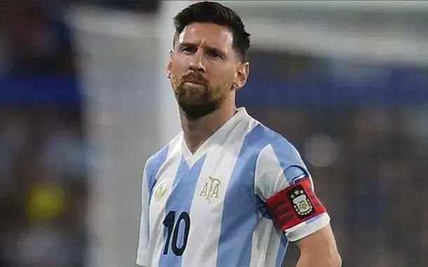 Otra preocupación para Lionel Scaloni: un jugador de la Selección Argentina fue internado en Francia Otra preocupación para Lionel Scaloni: un jugador de la Selección Argentina fue internado en Francia