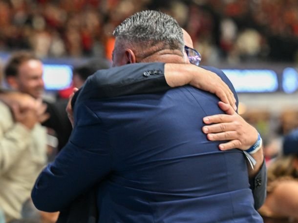 El efusivo festejo de Nicolás Russo y Chiqui Tapia tras la consagración de Lanús en Brasil
