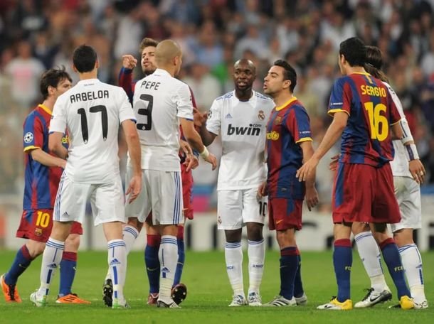 Piqué desafía a Arbeloa en pleno Madrid con una pancarta gigante y un mensaje picante