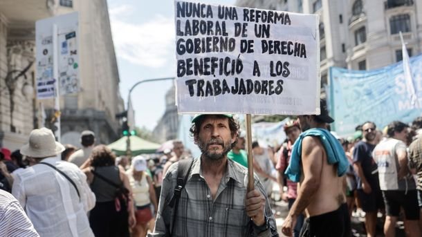 El proyecto de reforma laboral declara a la educación como servicio esencial con un 75% de prestación mínima.