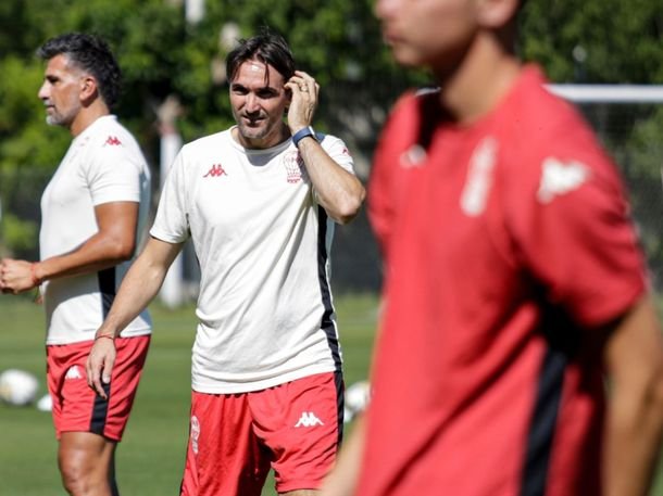 Una buena para Boca: Blondel se acerca a Huracán y se libera un cupo en el mercado