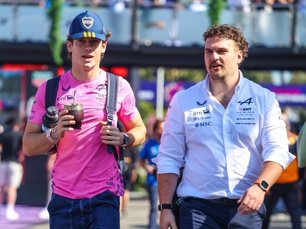Con una gorra de Boca, Franco Colapinto llegó al paddock y sorprendió a todo Melbourne