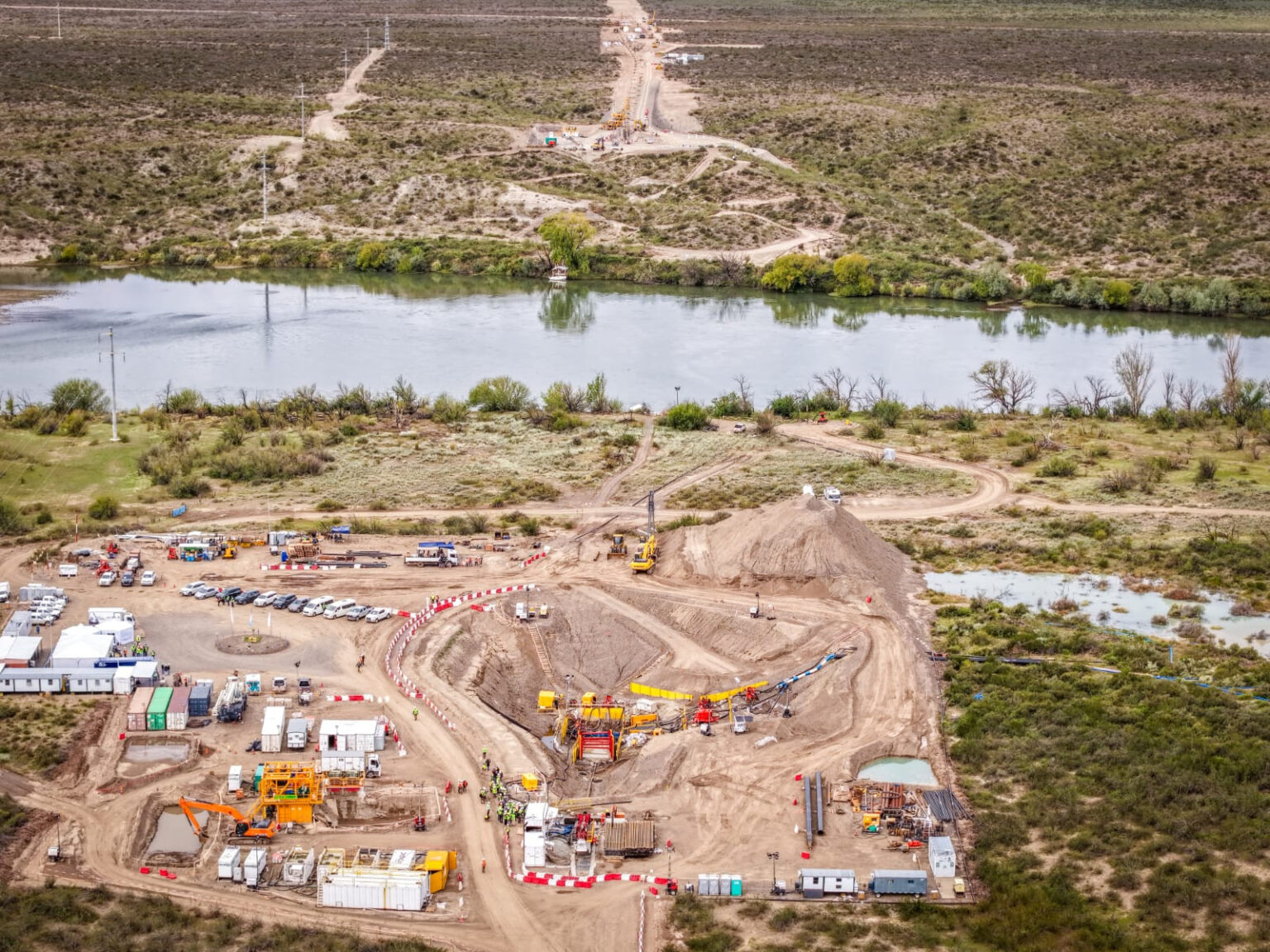 La obra del oleoducto VMOS cruzó el río Negro en Chelforó.