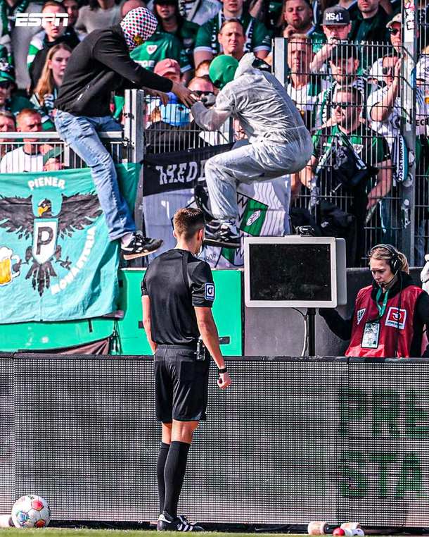 Escándalo en Alemania: un hincha burló la seguridad y desenchufó el VAR en pleno partido