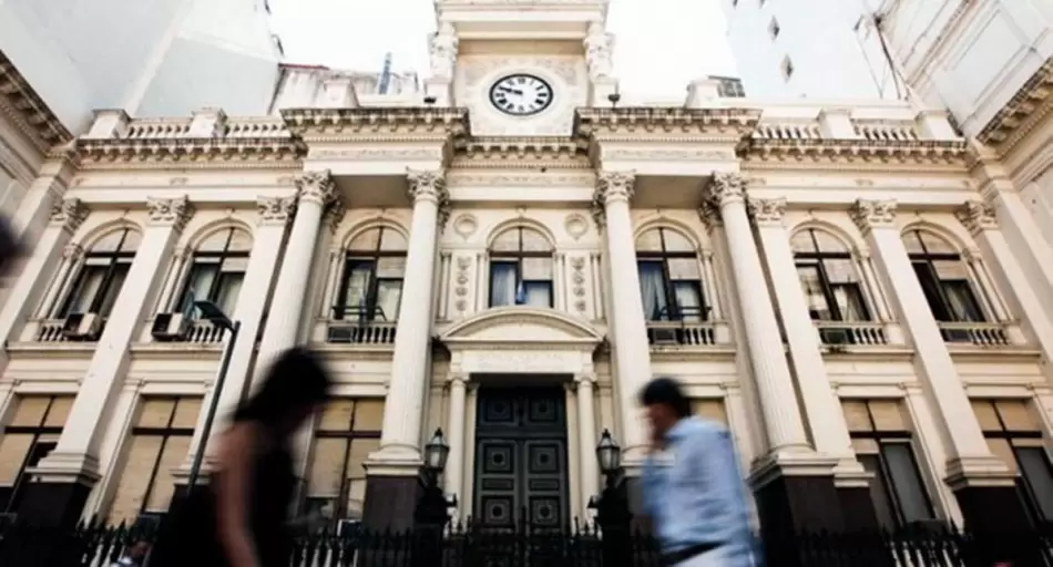 Caputo no deja un peso suelto: todo lo que emitió el BCRA para comprar dólares lo absorbió el Tesoro